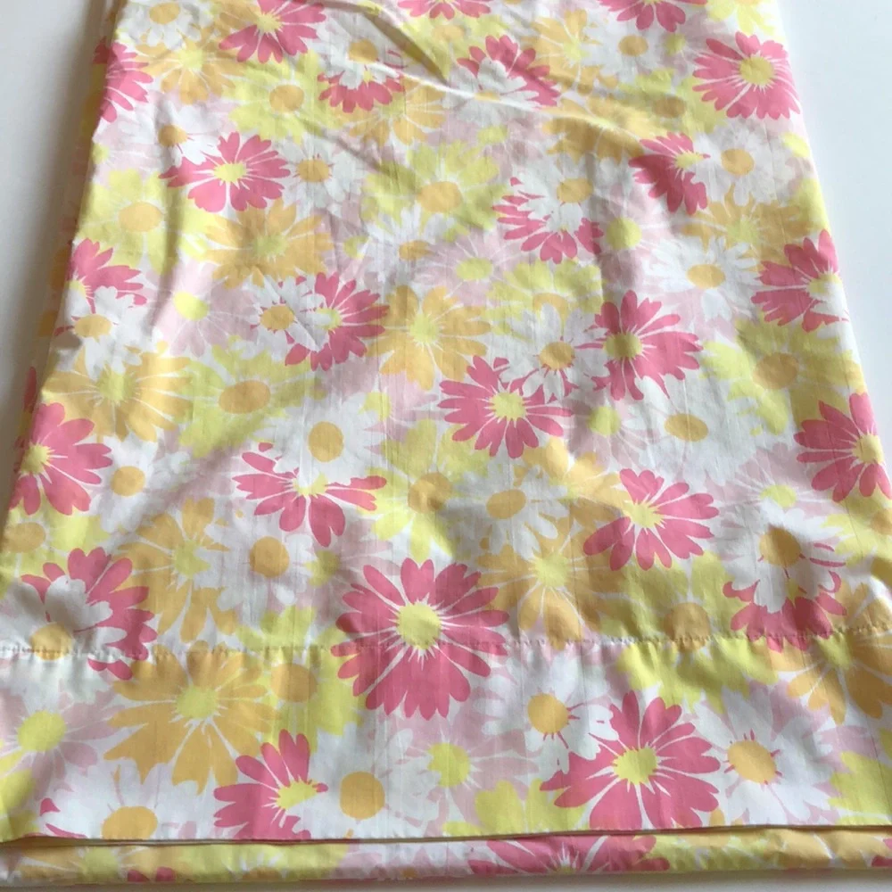 Pequot Floral Pillowcase Set 1970s Pink and Yellow Daisies Pequot Pillowcase